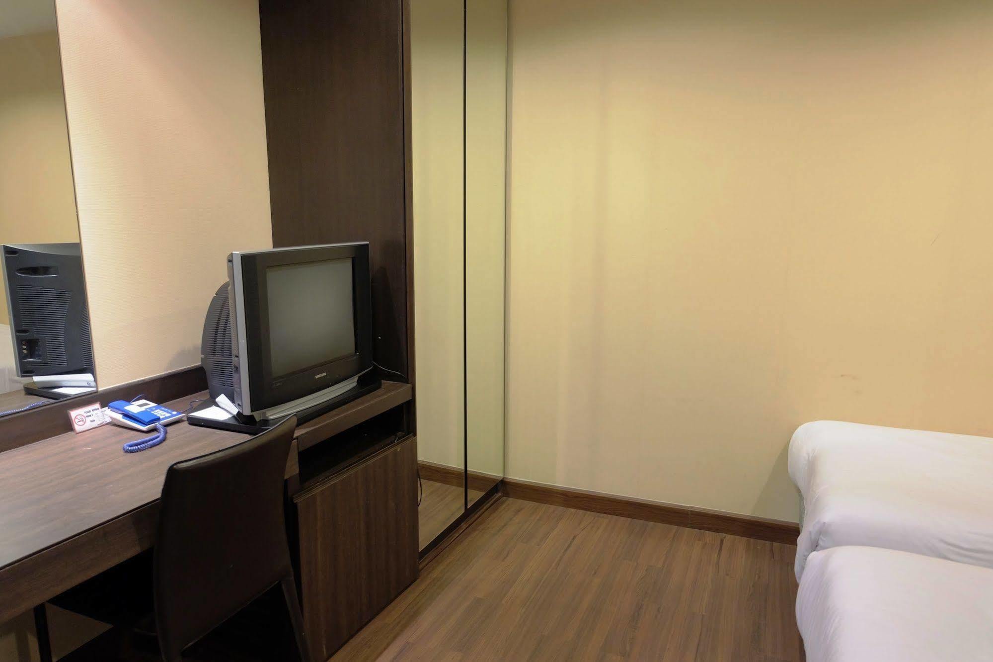 Take A Rest Hotel Bangkok Buitenkant foto