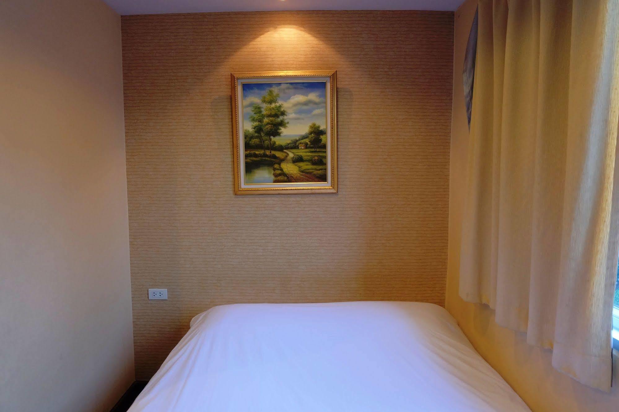 Take A Rest Hotel Bangkok Buitenkant foto