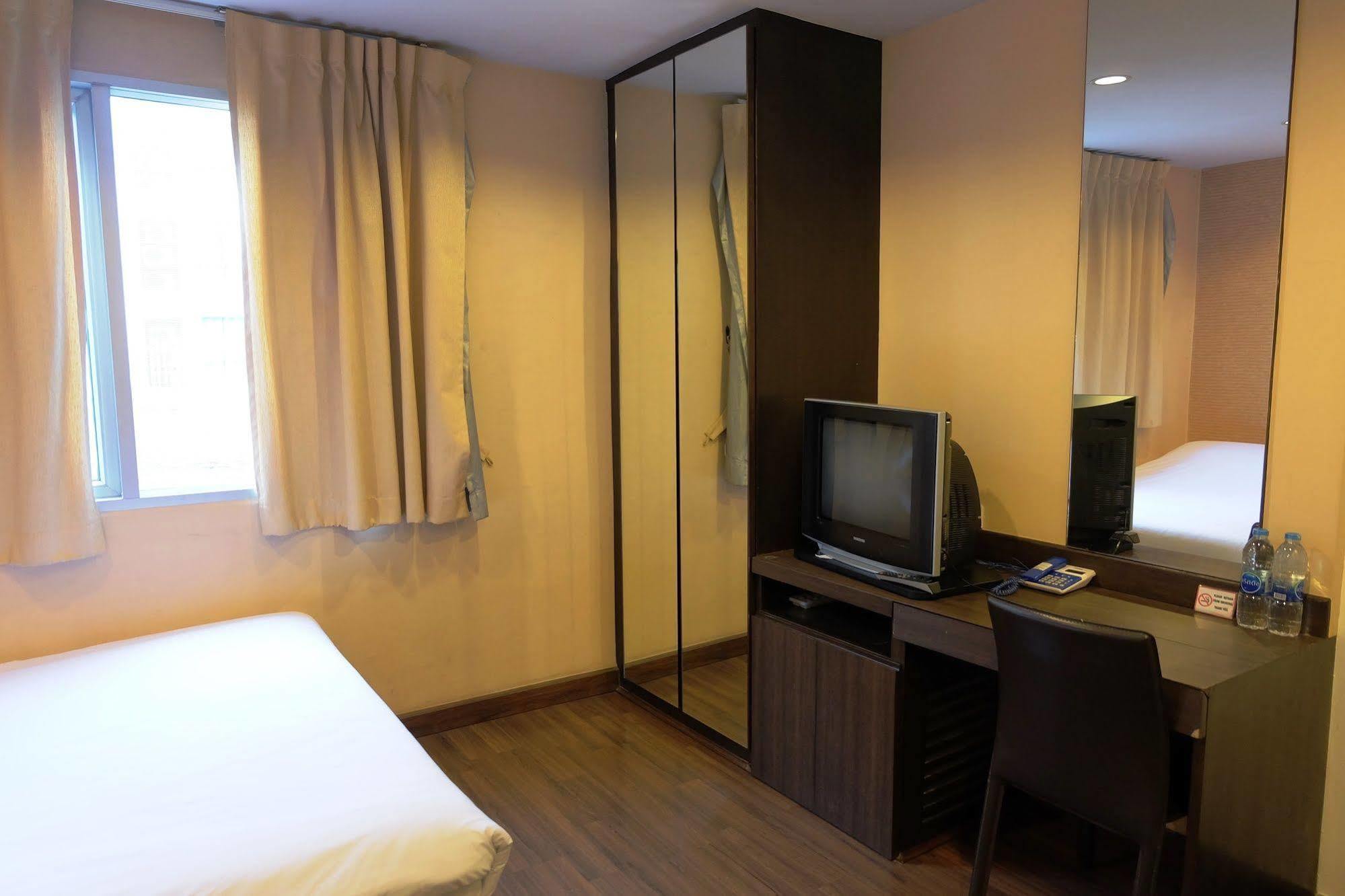 Take A Rest Hotel Bangkok Buitenkant foto
