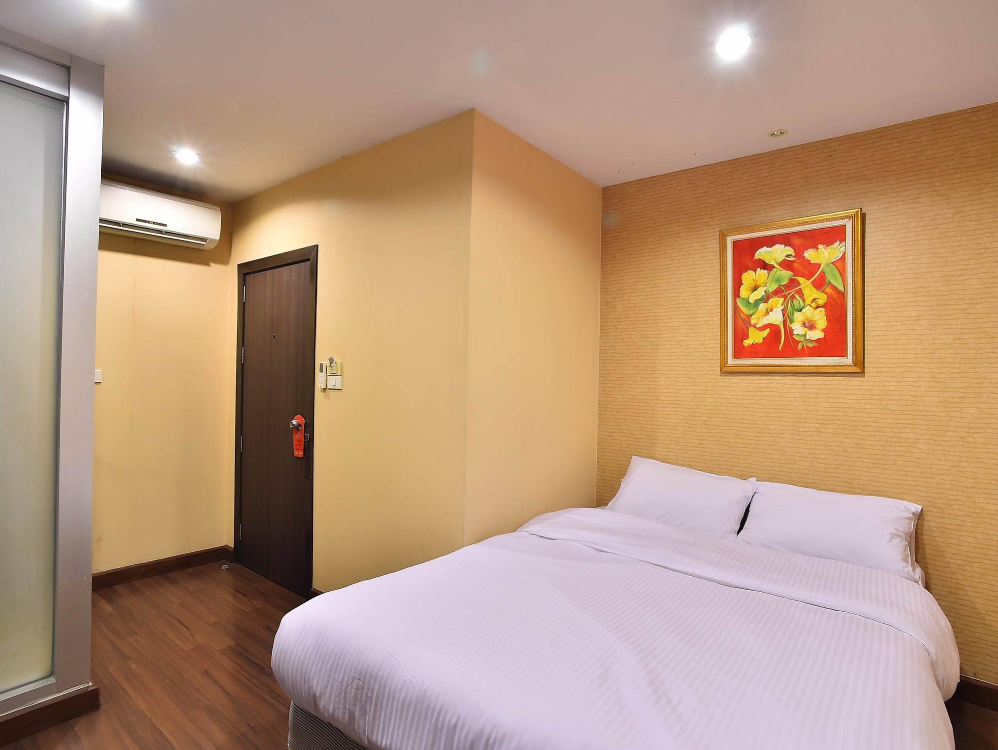 Take A Rest Hotel Bangkok Buitenkant foto